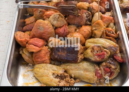 Verdure fresche tradizionali con un misto di riso e cipolla chiamato 'dolma', piatto turco, popolare in Turchia, cibo ottomano Foto Stock