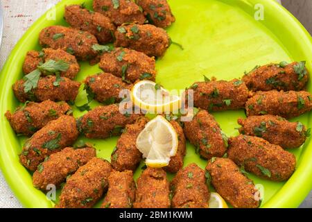 Çiğ köfte, piatto di carne cruda in cucina turca, molto simile al kibbeh nayyeh e in misura minore al tartare di bistecca. È tradizionalmente fatto con e. Foto Stock