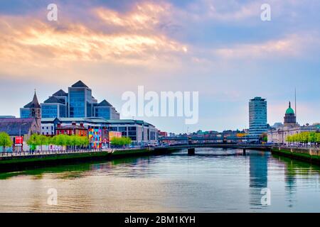 Vista sul fiume Liffey dal ponte Samuel Beckett al tramonto, Dublino, Irlanda Foto Stock