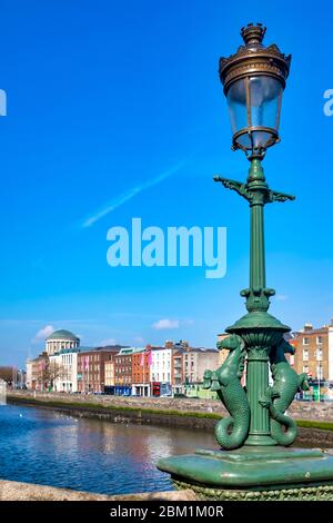 Lampade in ghisa ornata standard sul ponte di Grattan che presenta il mitico ippocampo, Dublino, Irlanda, Foto Stock