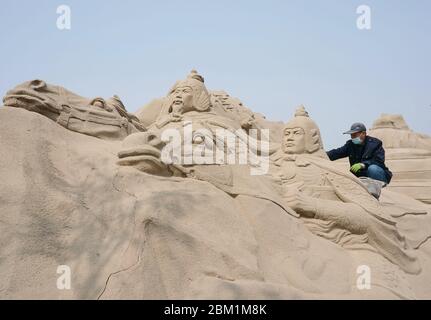 Qinhuangdao, provincia cinese di Hebei. 6 maggio 2020. Un lavoratore mantiene sculture di sabbia nel mondo della solptura della sabbia nel nuovo distretto di Beidaihe per prepararsi per la sua apertura nella città di Qinhuangdao, provincia di Hebei del nord della Cina, 6 maggio 2020. Credit: Yang Shiyao/Xinhua/Alamy Live News Foto Stock