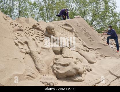 Qinhuangdao, provincia cinese di Hebei. 6 maggio 2020. I lavoratori mantengono sculture di sabbia nel mondo della solptura della sabbia nel nuovo distretto di Beidaihe per prepararsi per la sua apertura nella città di Qinhuangdao, provincia di Hebei del nord della Cina, 6 maggio 2020. Credit: Yang Shiyao/Xinhua/Alamy Live News Foto Stock