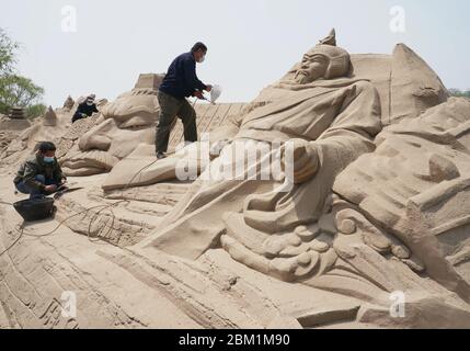 Qinhuangdao, provincia cinese di Hebei. 6 maggio 2020. I lavoratori mantengono sculture di sabbia nel mondo della solptura della sabbia nel nuovo distretto di Beidaihe per prepararsi per la sua apertura nella città di Qinhuangdao, provincia di Hebei del nord della Cina, 6 maggio 2020. Credit: Yang Shiyao/Xinhua/Alamy Live News Foto Stock