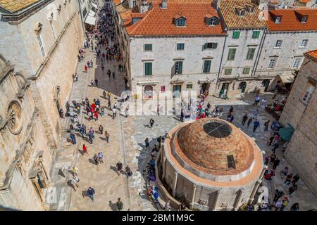 Visitatori su Stradun e Chiesa francescana e Monastero, Dubrovnik Città Vecchia e Mare Adriatico, Dubrvnik, Dalmazia, Croazia, Europa Foto Stock