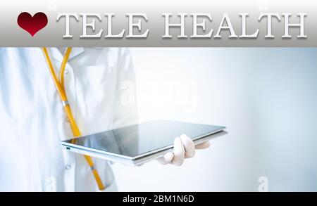 tele health concept doctor con tablet sullo schermo di un notebook Foto Stock