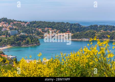 Vista sul Mare Adriatico e Cavtat da una posizione elevata in una soleggiata giornata primaverile, Dubrovnik Riviera, Croazia, Europa Foto Stock