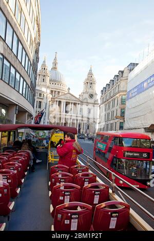Cattedrale di San Paolo. Tour guidato attraverso le strade di Londra in un autobus rosso a due piani con tetto aperto Foto Stock
