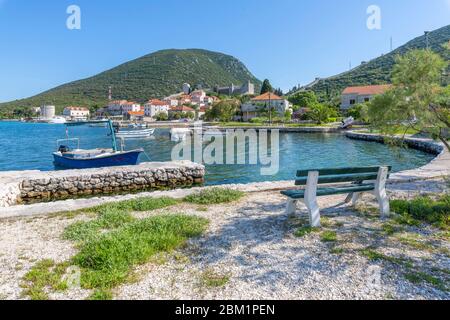 Vista del porticciolo di barche e ristoranti in Mali Ston, Riviera di Dubrovnik, Croazia, Europa Foto Stock