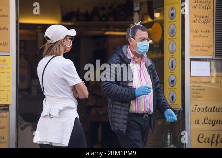 Roma, Italia. 05 maggio 2020. Vista del bar Sant'Eustachio a Roma dopo l'inizio della fase 2 di Covid-19, ieri, 4 maggio 2020, i bar riaperti dopo due mesi di blocco (Foto di Matteo Nardone/Pacific Press/Sipa USA) Credit: Sipa USA/Alamy Live News Foto Stock