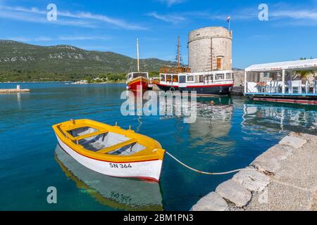 Vista del porticciolo di barche e ristoranti in Mali Ston, Riviera di Dubrovnik, Croazia, Europa Foto Stock