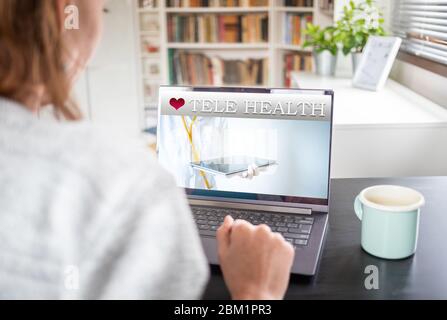 tele health concept donna con notebook a casa Foto Stock
