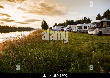 I camper in un campeggio in Svezia, parcheggiata con una vista sul fiume. Il fiume è Angermanalven e il campeggio si trova nel villaggio di Asele. Foto Stock