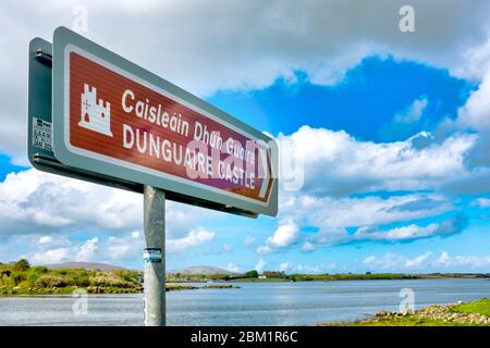 Indicazioni per Dunguaire Castle, County Galway, Irlanda Foto Stock