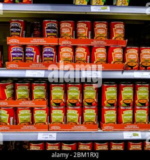 Cibo impilato su scaffali in UN supermercato Waitrose, Londra del sud Foto Stock