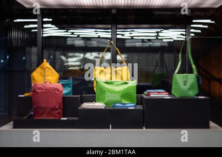 SHANGHAI, CINA - 28 NOVEMBRE 2018. Foto su film retro con sfondo sfocato. I sacchetti colorati alla moda realizzati con materiali riciclati sono esposti Foto Stock