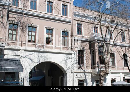 ISTANBUL / TURCHIA - MARZO, 2020: Besiktas Akaretter, architettura classica esterni muri, porte e finestre vecchio edificio. Editoriale illustrativo. Foto Stock