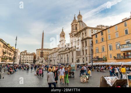 Roma, Italia - 10 02 2018: La chiesa di Sant'Agnese ad Agone e la Fontana dei quattro fiumi. Piazza Navona, Roma, Ita Foto Stock