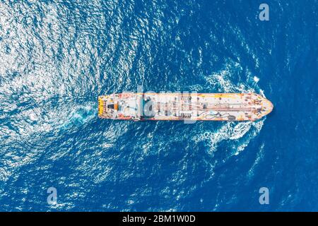 Petroliera chimica vele mare blu. Vista dall'alto dell'antenna Foto Stock