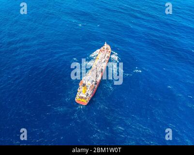 Petroliera chimica vele mare blu. Vista dall'alto dell'antenna Foto Stock