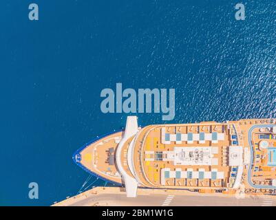 Parcheggio per navi da crociera al porto turistico in mare blu. Vista aerea Foto Stock