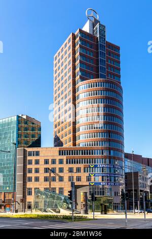 Varsavia, Mazovia / Polonia - 2020/05/02: Edificio degli uffici Ilmet a Rondo ONZ rotonda e stazione della metropolitana nel centro di Srodmiescie quartiere degli affari di Foto Stock