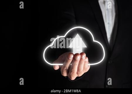 businessman carica i dati della tecnologia aziendale nel database della tecnologia di storage cloud per trasferire il download connect tramite rete online di connessione digitale per bu Foto Stock