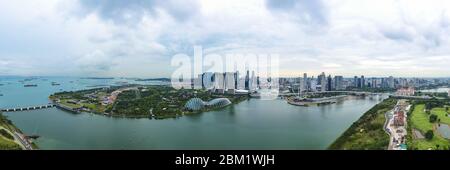 Vista dall'alto, splendida vista aerea dello skyline di Singapore durante una giornata nuvolosa con il quartiere finanziario in lontananza. Foto Stock