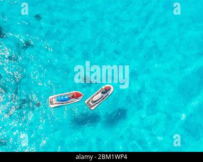 Gli sci d'acqua in affitto sono parcheggiati in blu laguna tropicale zaffiro, vista dall'alto Foto Stock