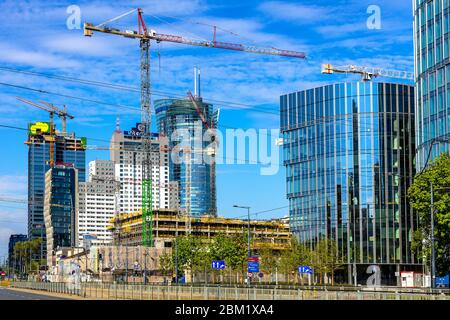 Varsavia, Mazovia / Polonia - 2020/05/02: Vista panoramica del moderno quartiere commerciale Wola di Varsavia in rapido sviluppo con Fabryka Norblina e Mennica Foto Stock