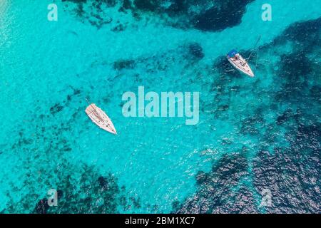 White yacht barriera corallina in bella baia mare. Vista dall'alto dell'antenna Foto Stock