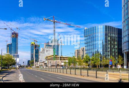 Varsavia, Mazovia / Polonia - 2020/05/02: Vista panoramica del moderno quartiere commerciale Wola di Varsavia in rapido sviluppo con Fabryka Norblina e Mennica Foto Stock