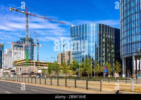 Varsavia, Mazovia / Polonia - 2020/05/02: Vista panoramica del moderno quartiere commerciale Wola di Varsavia in rapido sviluppo con Fabryka Norblina e Mennica Foto Stock