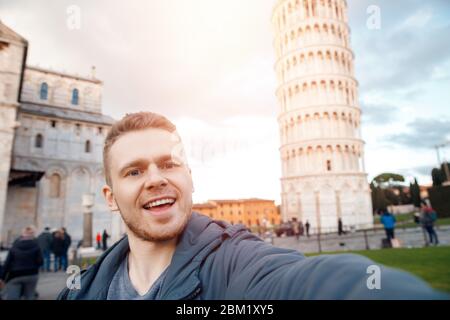 Turismo Viaggi uomo facendo selfie torre di Pisa, Italia. Foto Stock