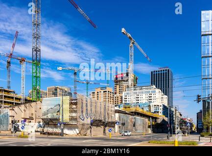 Varsavia, Mazovia / Polonia - 2020/05/02: Cantiere di costruzione del complesso di uffici Fabryka Norblina o ArtNorblin progetto sviluppato da Capital Park a Zelazna Foto Stock