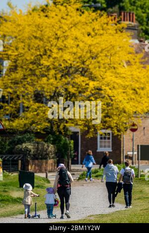 Londra, Regno Unito. 06 maggio 2020. Tutte le età godono l'opportunità di esercitarsi su Wimbeldon Common mentre il sole è fuori. Il blocco continua per l'epidemia di Coronavirus (Covid 19) a Londra. Credit: Guy Bell/Alamy Live News Foto Stock