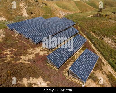 Energia alternativa, pannelli solari per agricoltori, Sicilia, Italia. Vista dall'alto dell'antenna Foto Stock