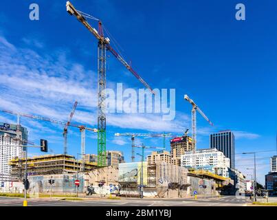 Varsavia, Mazovia / Polonia - 2020/05/02: Cantiere di costruzione del complesso di uffici Fabryka Norblina o ArtNorblin progetto sviluppato da Capital Park a Zelazna Foto Stock