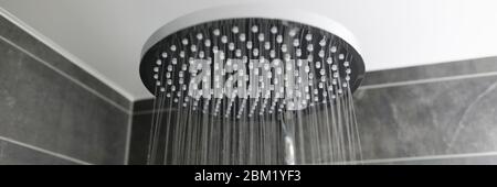 Primo piano interno elegante doccia spruzzata acqua Foto Stock