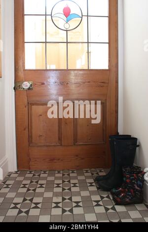 Porta interna in vetro colorato ripresa dall'interno della casa Foto Stock