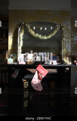 Calza di Natale appesa in su pronto per Santa su un mantelpiece Foto Stock