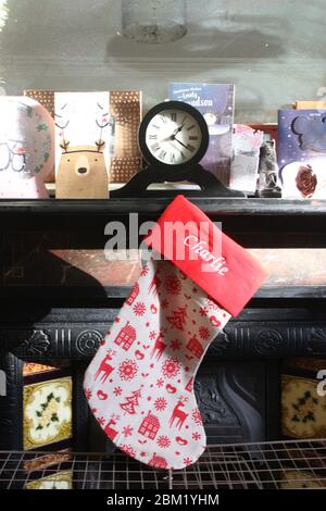 Calza di Natale appesa in su pronto per Santa su un mantelpiece Foto Stock