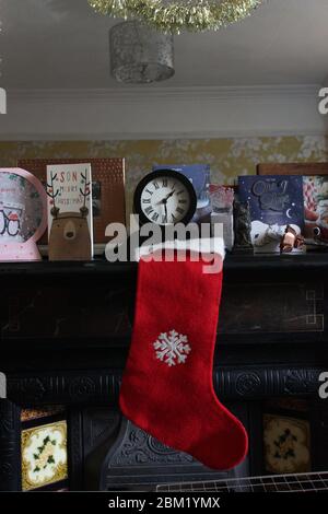 Calza appeso su pezzo di mantel vigilia di Natale Foto Stock