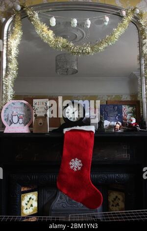 Calza appeso su pezzo di mantel vigilia di Natale Foto Stock