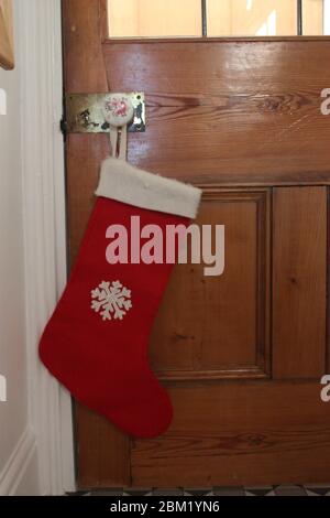 Calza appeso su pezzo di mantel vigilia di Natale Foto Stock