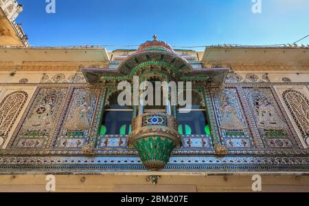 Una finestra decorata ornata del cortile di Peacock al Palazzo della Città, Udaipur, India Foto Stock