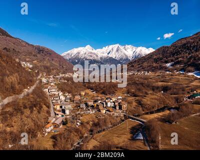 Vista aerea villaggio di montagna con ascensore in Italia Alpi Foto Stock