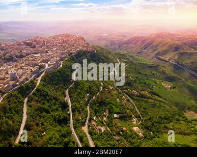 Castello di Lombardia in Enna Sicilia. Foto aerea. Foto Stock