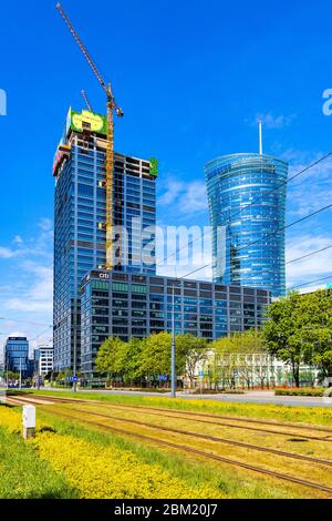 Varsavia, Mazovia / Polonia - 2020/05/02: Vista panoramica del distretto di Wola in forte espansione commerciale con cantiere di costruzione di generati Foto Stock