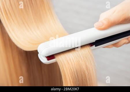 Ferro da stiro per capelli per raddrizzare trattamenti di bellezza, salone di bellezza, spa Foto Stock