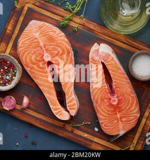 Due bistecche di salmone, filetto di pesce, porzioni a fette grandi su tritare Foto Stock